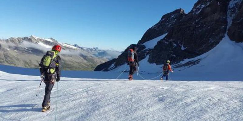 Wanderstöcke auf Eisfläche benutzen