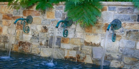 Large Courtyard Spout with Versailles