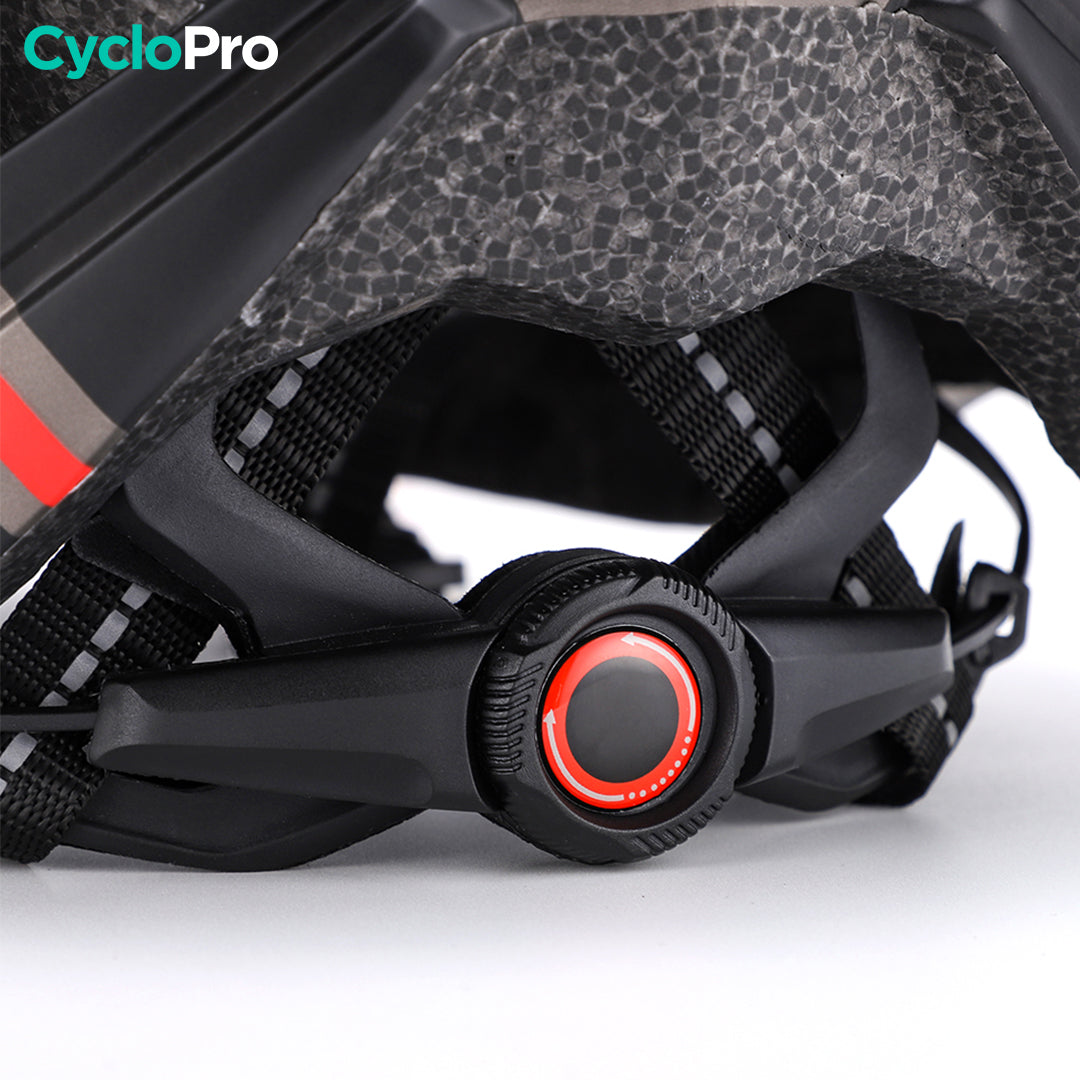 casque velo avec visiere noir et rouge attache