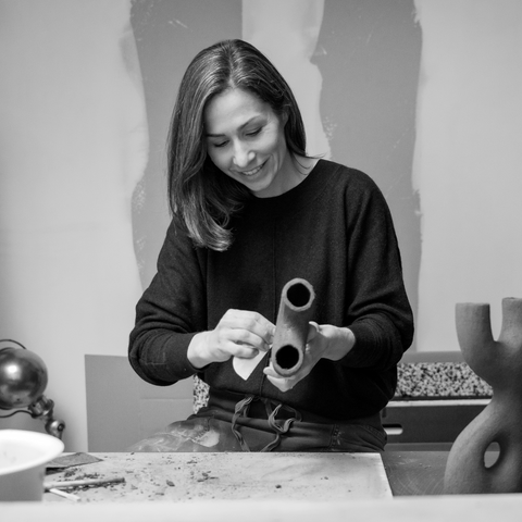 Aude Bray-Deperne au travail dans son atelier de céramiste