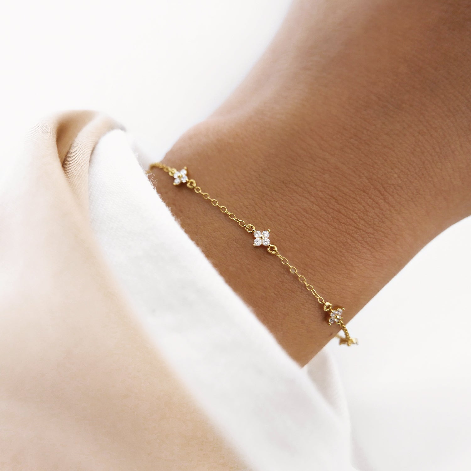 Iris gold bracelet with white zirconia clovers