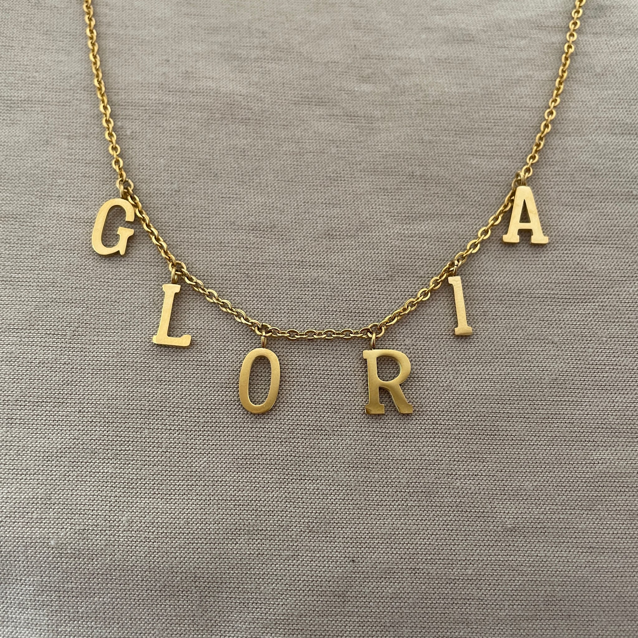 Collar delicado nombre colgante ($250 x 3 letras · +$30 x letra ext – LOA online