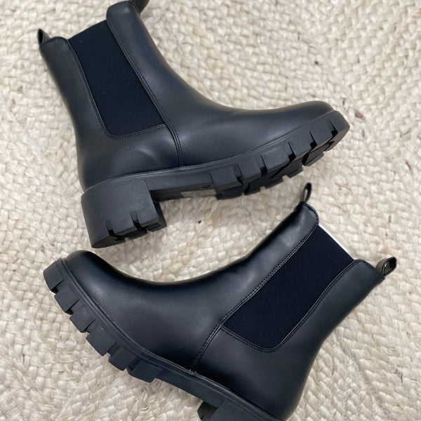 Chunky Black boots – Mod Plum