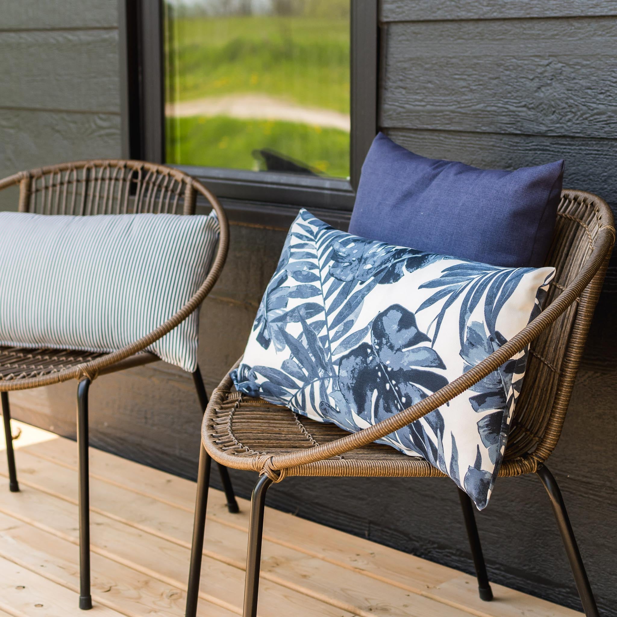 image for OUTDOOR PILLOW - NAVY PALM LEAF LUMBAR