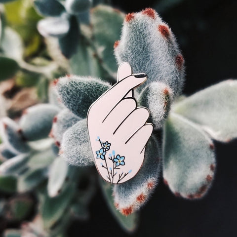 Lineae Luxury Stationery: Hemleva Finger Heart Enamel Pin with Forget-me-nots