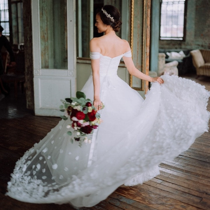 Clustered Petals Skirt Wedding Dress Off-the-shoulder Vestido de novia ...