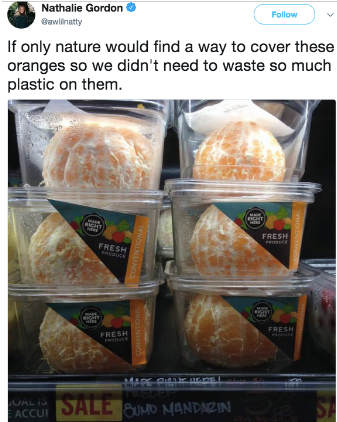 Skrellede appelsiner i plastbokser