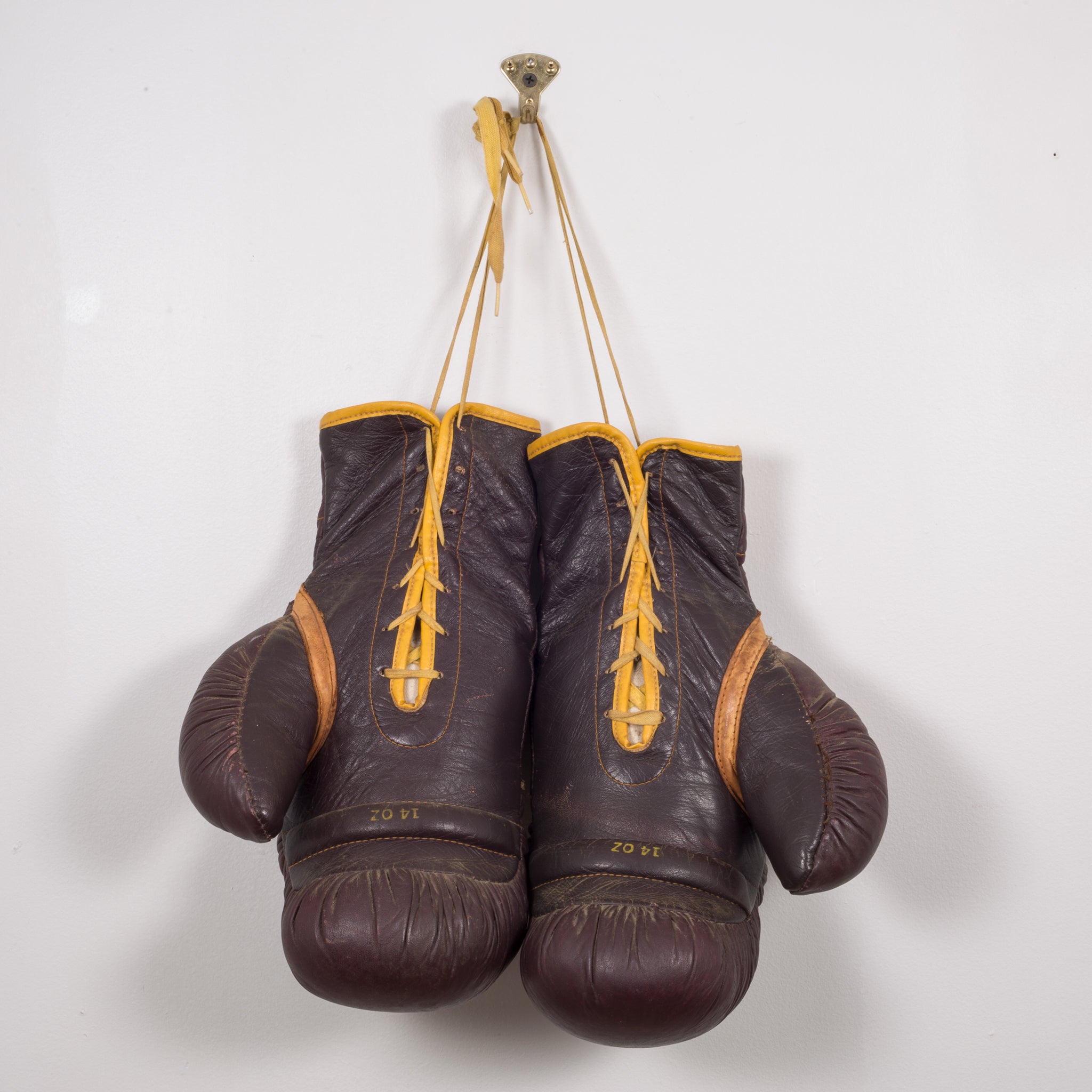 Vintage Everlast Boxing Gloves Circa 1960 2 ?v=1547946910