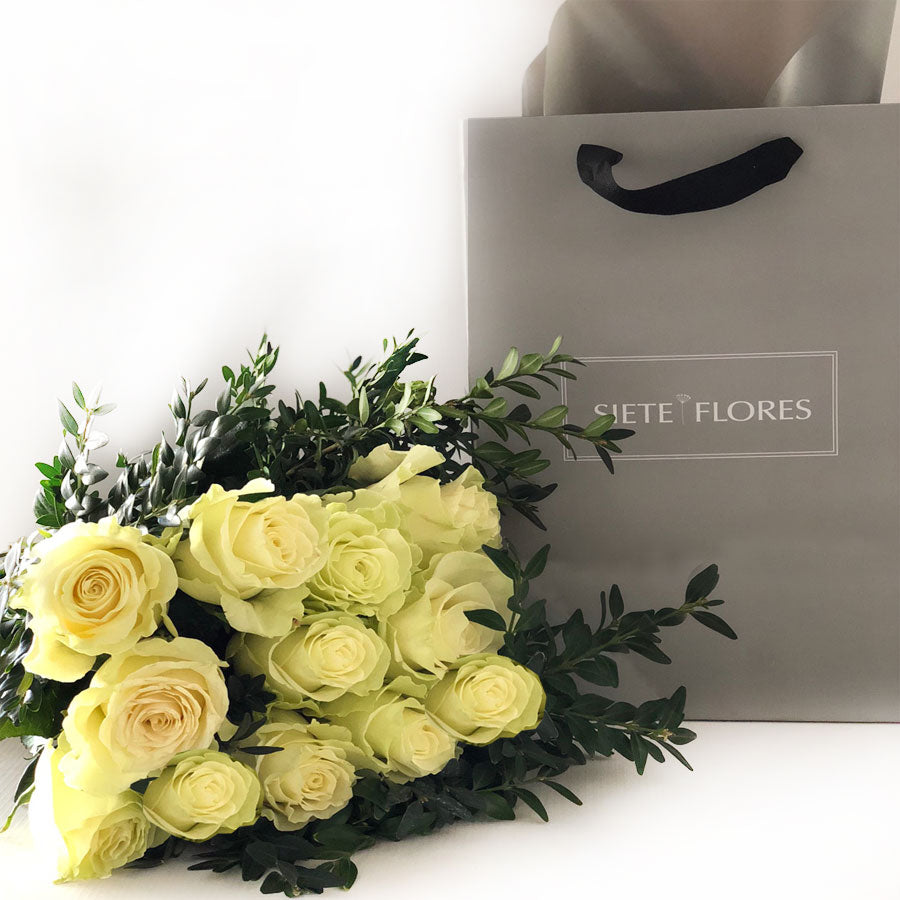 12 Rosas Blancas en Ramo – Siete Flores