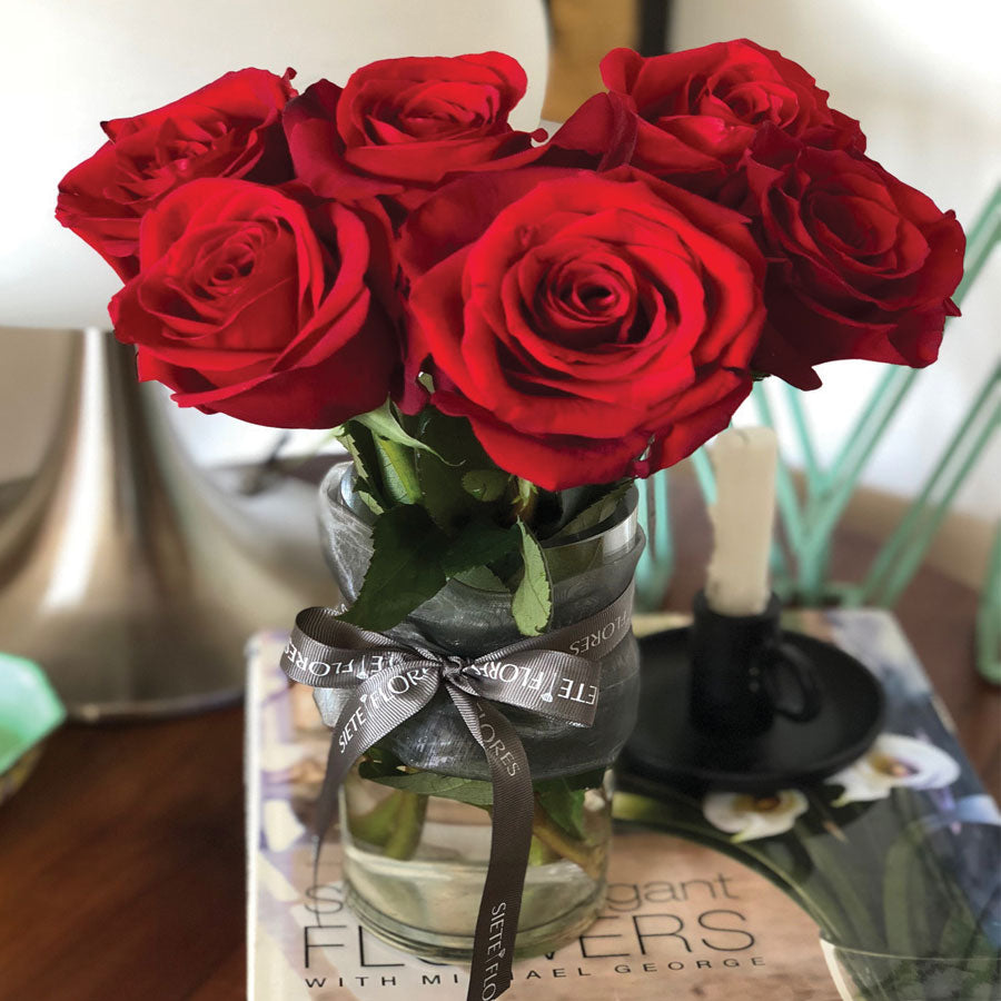 6 Rosas Rojas en Florero – Siete Flores