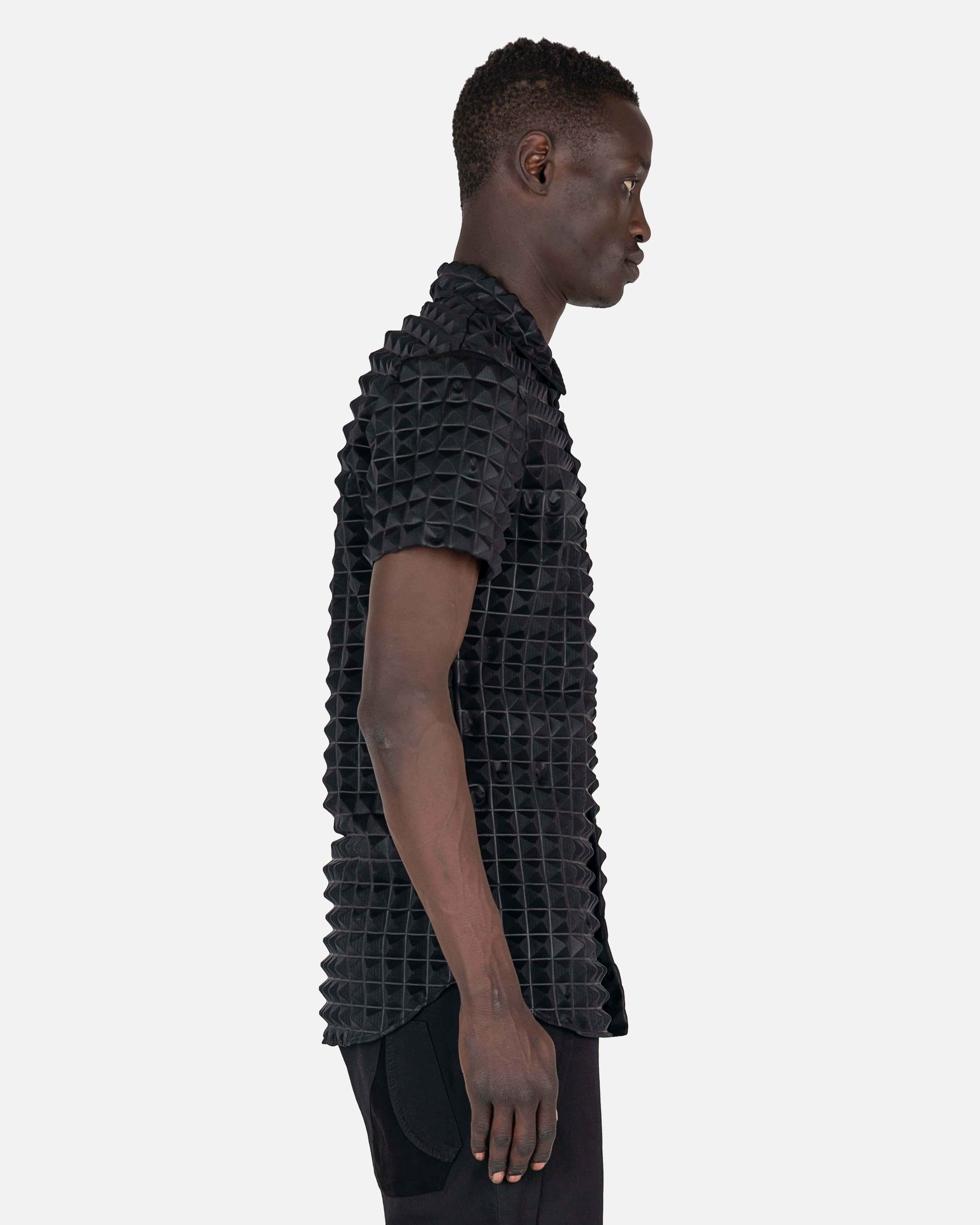 2.5 Pyramid Embossed Half Shirt in Black