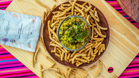 Guacamoles con espirulina y churritos e amaranto con chía Nochiola