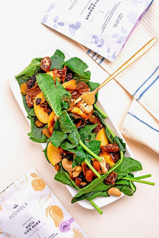 Spinach salad with Nochiola healthy snacks