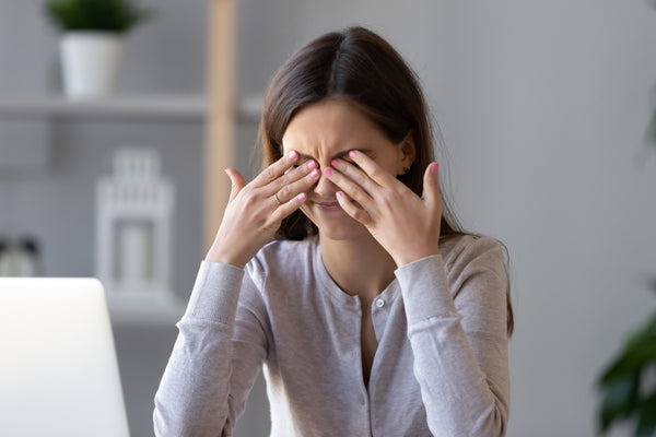 A contact lens user experiences itchy eyes while trying to work