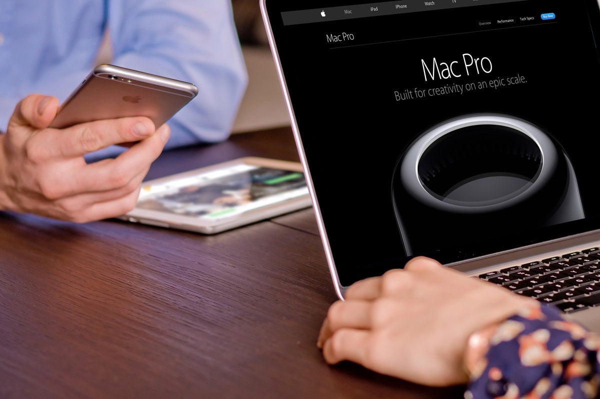 Download Macbook Pro Mockup In A Meeting Mockup Hunt