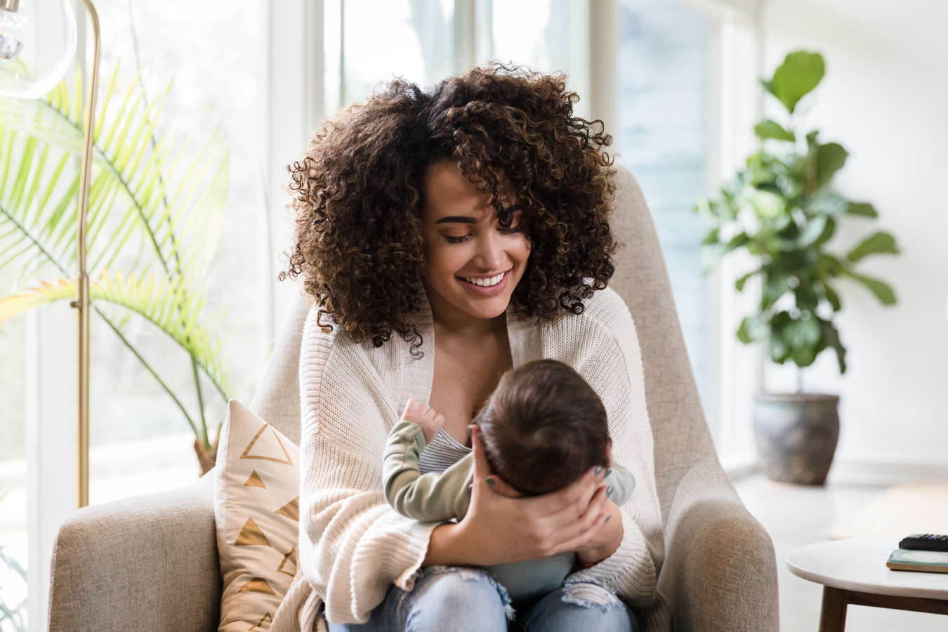 woman holding baby-milk storage bags-Breast Milk Storage Bags & Other Options | Mila’s Keeper