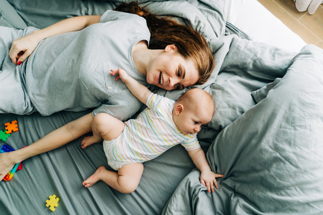 mom and baby on bed- Can You Mix Breast Milk and Formula- Mila's Keeper