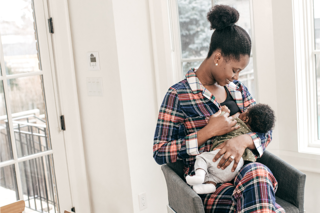 mom breastfeeding baby - how to donate breast milk