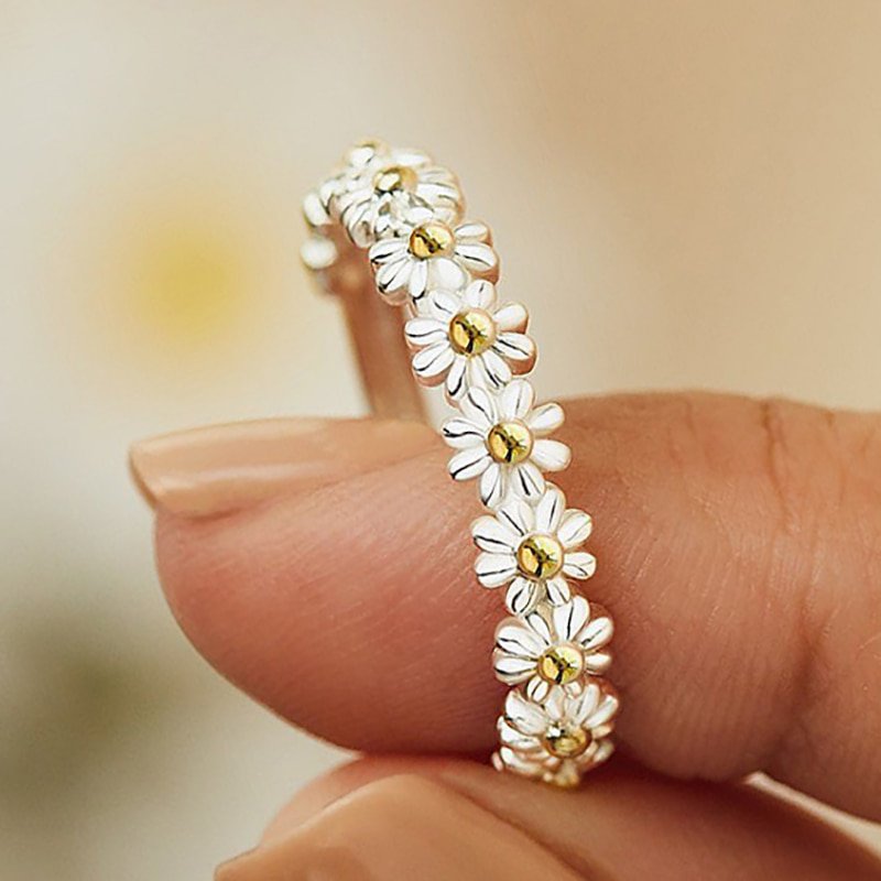 White on sale daisy ring