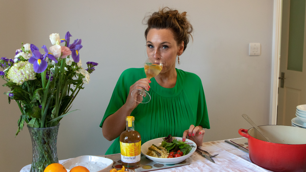 Grace Dent drinking an Everleaf Forest with her risotto recipe