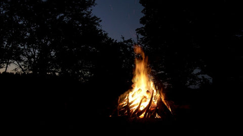 How to create a fire ring safely when outdoor camping