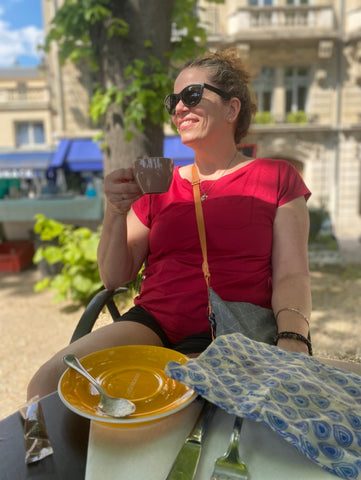 woman drinking a coffee with beebagz on table