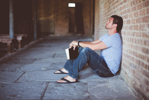 sandals with jeans and a T-shirt