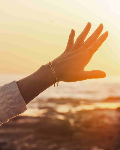 Météorites Adjustable Hand Bracelet with Thumb Ring | APM Monaco