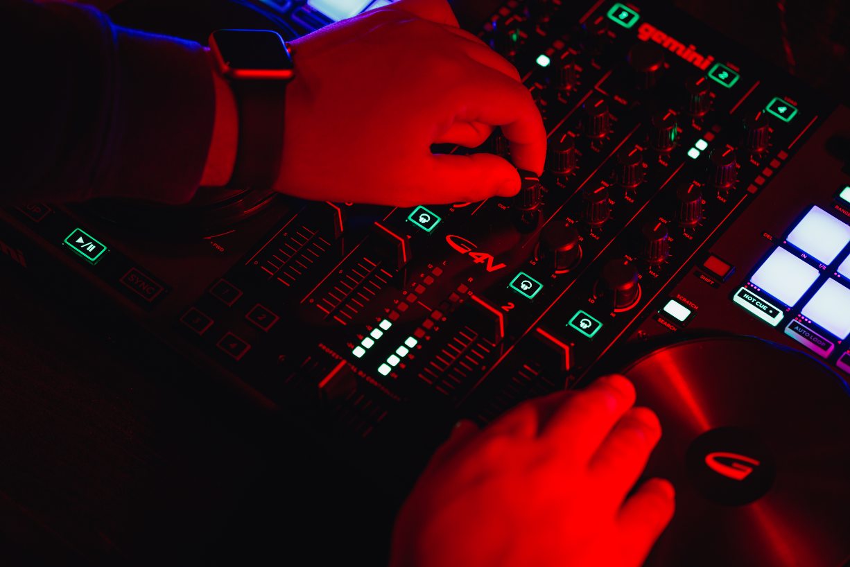 Persona que maneja un controlador de DJ G4V
