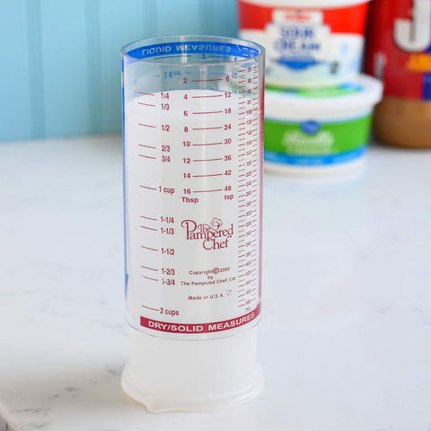 Plunger style adjustable measuring cup