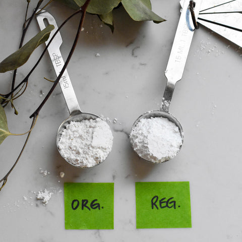 Spoons containing conventional and organic powdered sugar