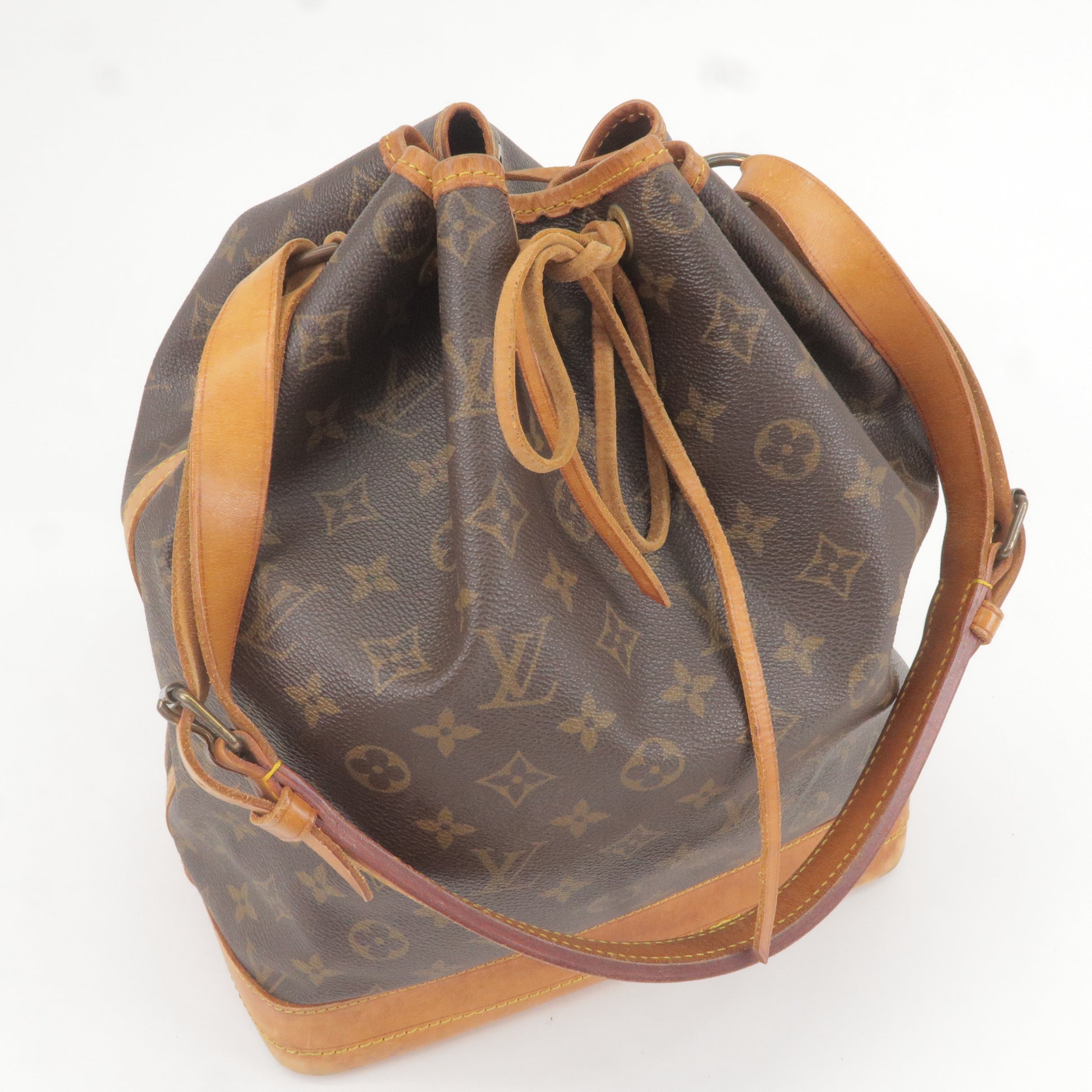 Louis Vuitton Automne-Hiver Monogram Tote Bag - Preloved(used)