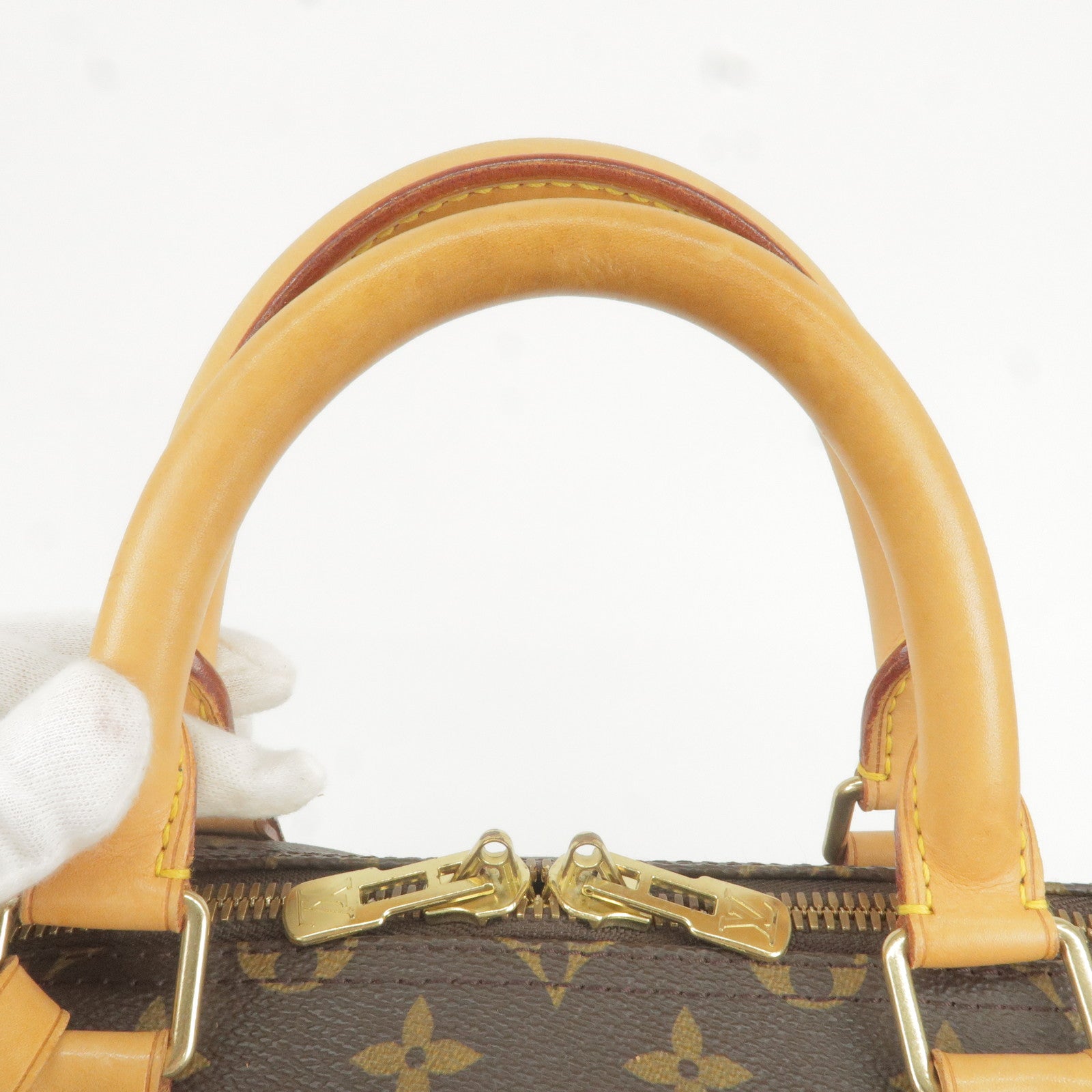 If youre looking to add more to your belt bag collection, Louis Vuitton  Keepall Handbag 395134