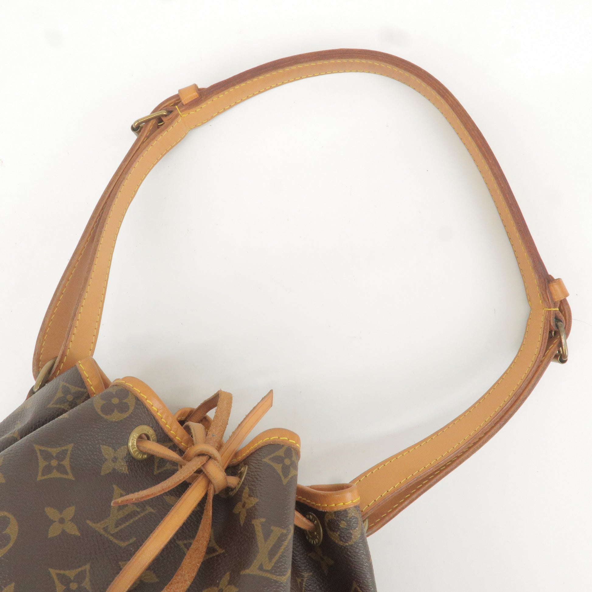 Hand - Shoulder - Bag - Bag - Vuitton - Noe - Looks Ethereal In Ladylike Louis  Vuitton Gown - M42224 – LOUIS VUITTON Graceful MM Monogram Canvas Shoulder  Bag Brown - Monogram - Louis