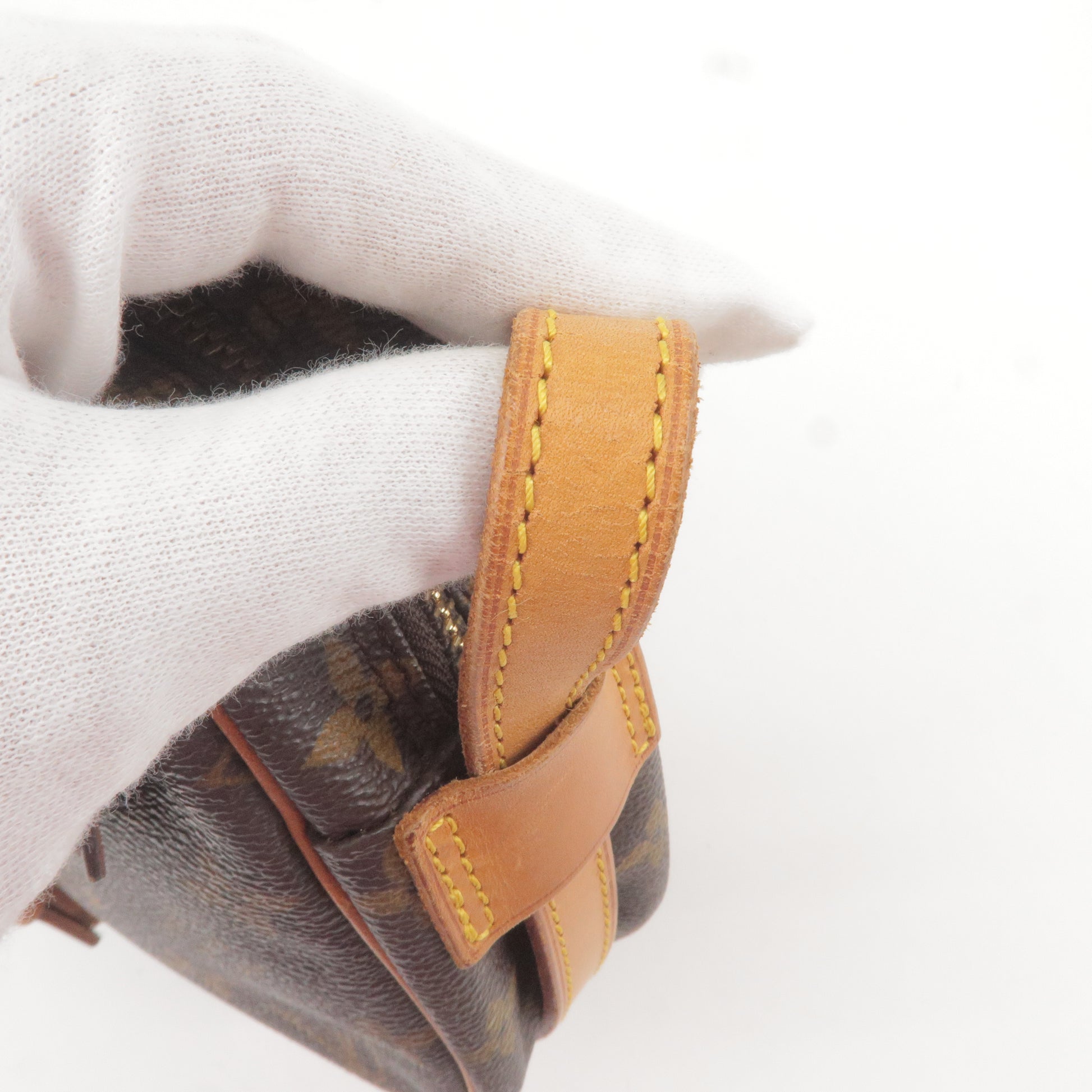 M51227 – Virgil Abloh Louis Vuitton Sneaker 2020 - Vuitton - Louis -  Billetera Louis Vuitton en lona Monogram y cuero marrón - Fille - PM -  Monogram - Jeune - Shoulder - Bag