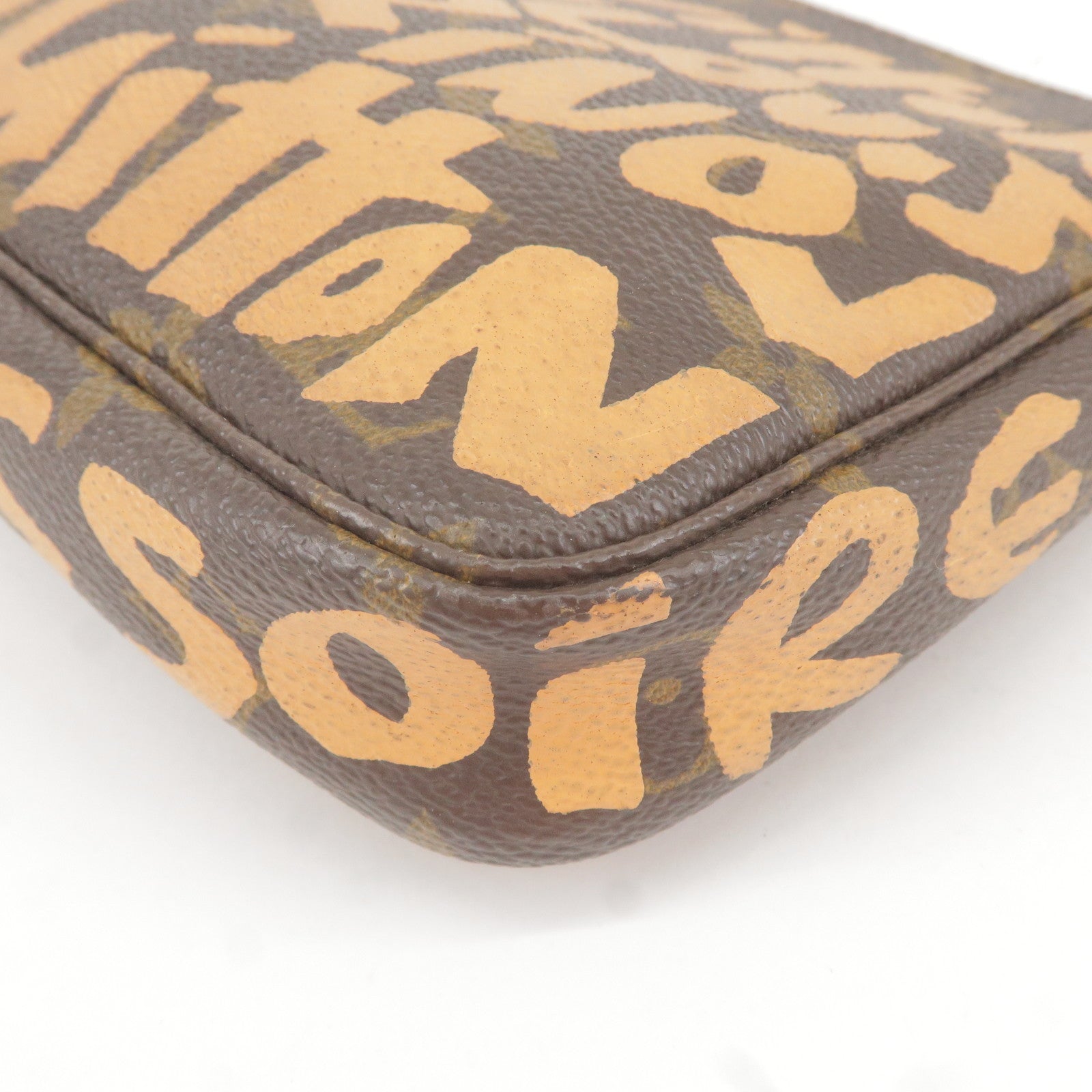 Louis-Vuitton-Monogram-Graffiti-Pochette-Accessoires-M92193 – dct