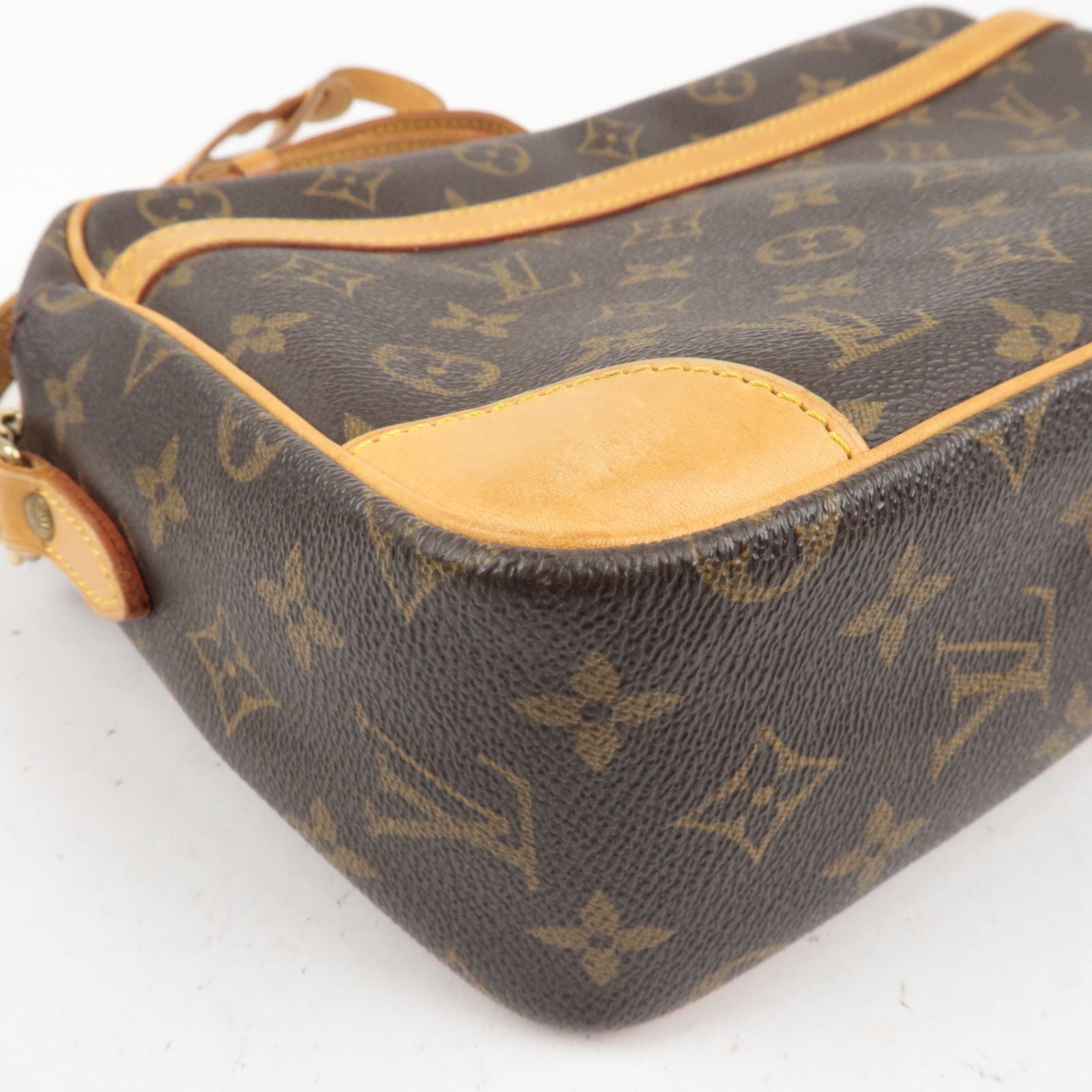 Bolso bandolera Louis Vuitton Capucines modelo pequeño en cuero granulado  negro - Bag - Louis - M51272 – Louis Vuitton 2005 pre - Trocadero -  Shoulder - Vuitton - Monogram - owned Musette Salsa crossbody bag Brown - 30