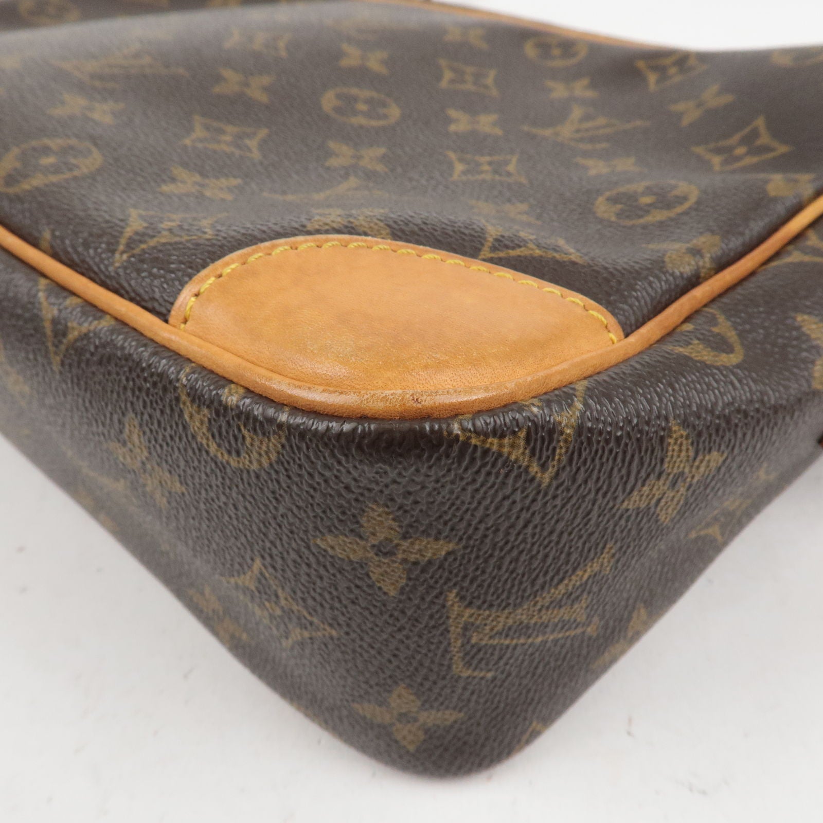 Kensington leather crossbody bag Louis Vuitton Brown in Leather