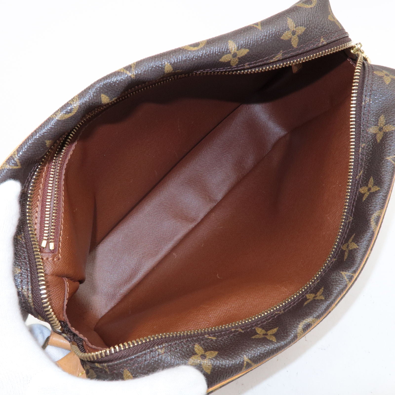 Bolso bandolera Louis Vuitton Capucines modelo pequeño en cuero granulado  negro - Bag - Louis - M51272 – Louis Vuitton 2005 pre - Trocadero -  Shoulder - Vuitton - Monogram - owned Musette Salsa crossbody bag Brown - 30