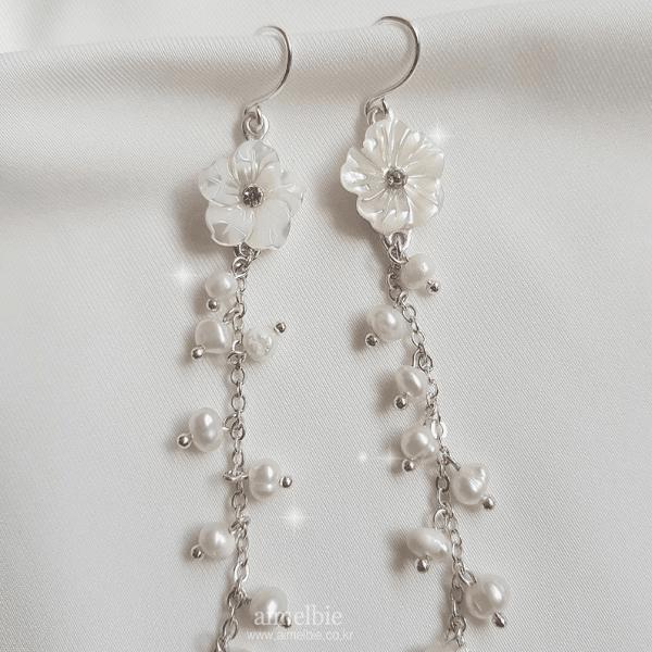 Aimelbie White Flower Earrings