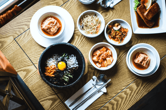 Conjunto de mesa con guarniciones y bibimbap como comida coreana de invierno
