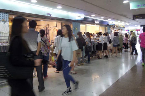 مراكز التسوق الكورية تحت الأرض مع المتسوقين