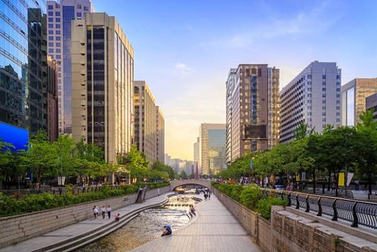 Ein Blick auf die Sonne, die als Teil der Dinge im Sommer in Seoul aufsteigt