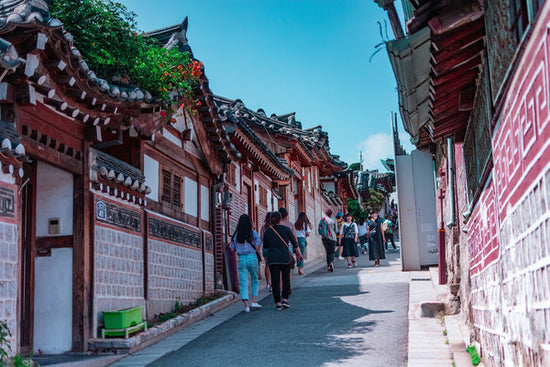 turistas caminando por las viejas calles de Corea