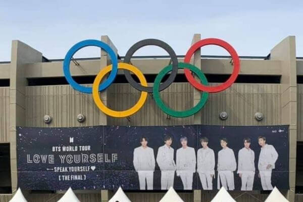 A BTS World Tour Love Yourself Speak Yourself The Final concerts banner hanging underneath the Olympic rings on the Jamsil Olympic Stadium.