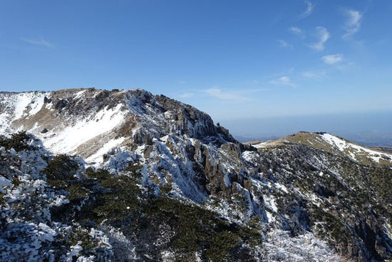 La vista en la cima de la montaña al caminar Hallasan en invierno