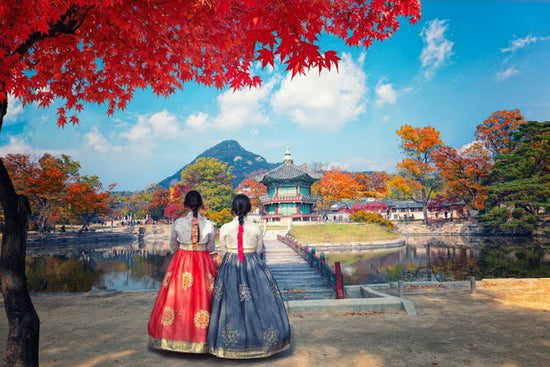 Menschen in Hanbok an einem der UNESCO -Weltkulturerbe in Korea