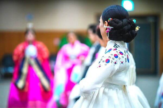 Menschen, die Hanbok für die koreanischen Feiertage tragen