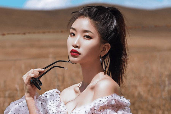 Frau, die ein koreanisches Schönheits -Make -up verwendet