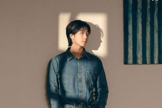 Miembro de BTS RM en su álbum Indigo Photo Sketch. 